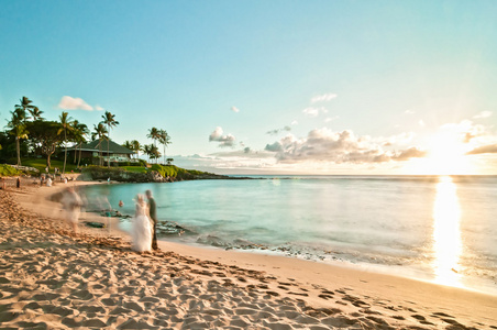 身份不明的长时间曝光夫妇在毛伊岛，夏威夷结婚
