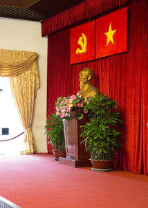雕像的浩在会议大厅的胡志明市图片