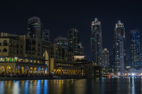 在晚上的迪拜市中心