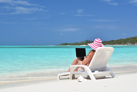 Mdchen mit Laptop am Strand笔记本电脑在海滩上的女孩