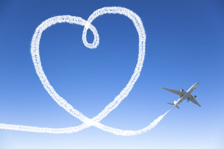 飞机飞在天空中的心脏形状