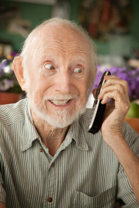 老人在电话上