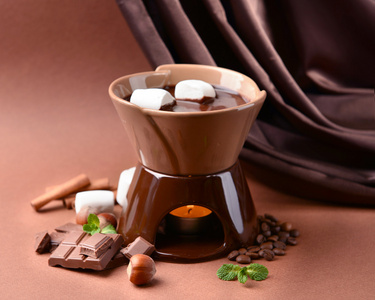 巧克力火锅用棉花糖糖果，棕色背景