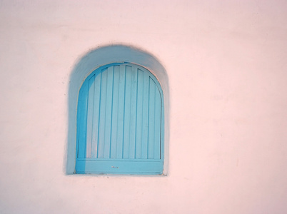 在墙上的老式蓝色的窗口