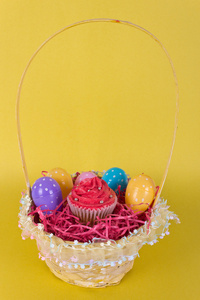 复活节彩蛋篮子用杯形蛋糕