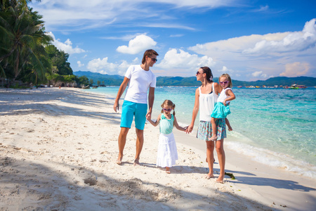 年轻美丽的家庭和两个孩子在热带度假