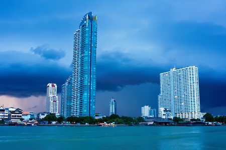 在雨天在曼谷的湄南河