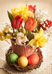 春天的花朵和复活节彩蛋