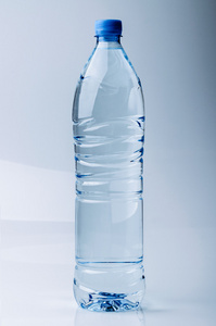 一大瓶水对渐变的背景