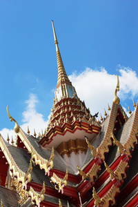 雕塑测量泰国寺庙与天空
