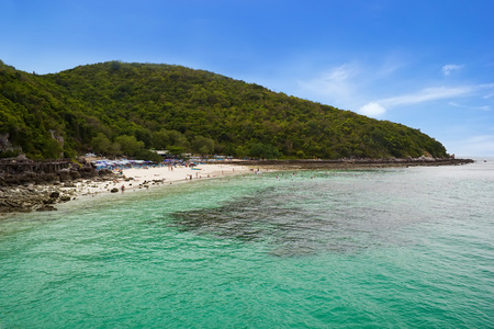 在 tawaen 海滩的绿水