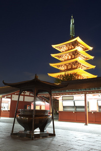 在黄昏时分的红色宝塔日本从最浅草寺的佛教寺庙，东京浅草