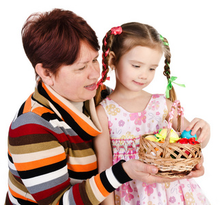 小女孩和她的祖母与充分的复活节彩蛋篮