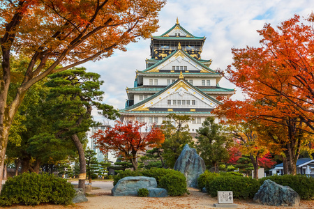 大阪城堡与秋天树叶在秋天