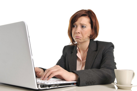 件伤心事红头发的女人在用计算机工作压力