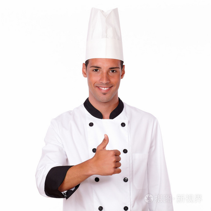 专业的西班牙裔男性厨师用好拇指
