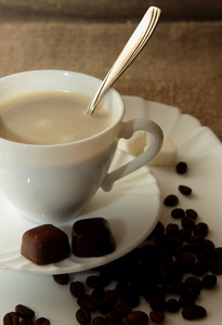 杯咖啡加奶油和黑松露