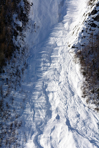 在山区雪崩