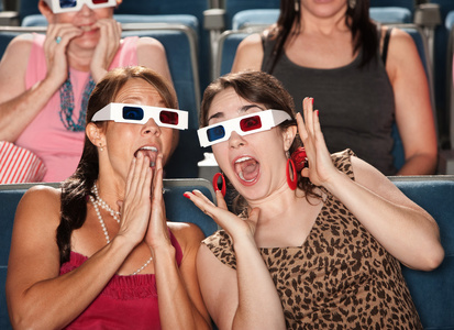 惊讶的妇女观看 3d 电影