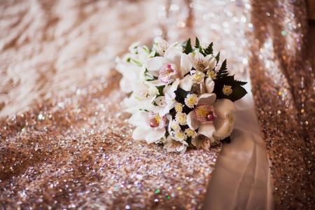粉红和白色婚礼花束和婚礼环