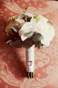 在新娘的花束上的结婚戒指