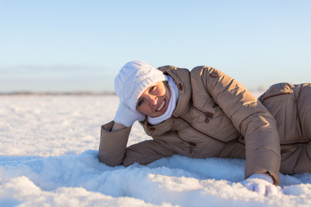 女孩靠在他的胳膊肘在雪中