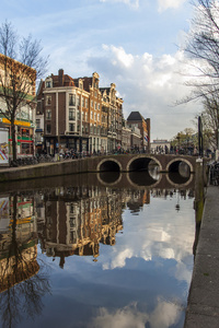 荷兰阿姆斯特丹。这条运河和其思考的房子
