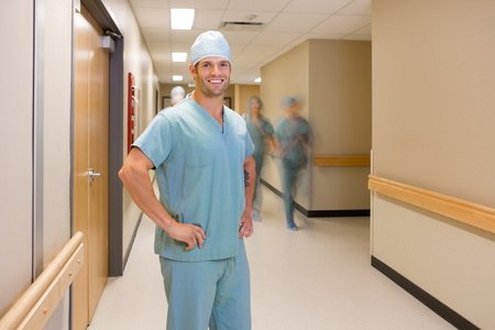 外科医生在医院走廊行走的团队图片