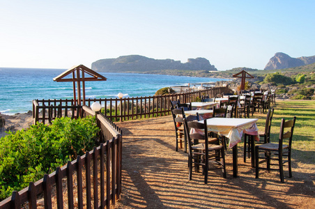 桌子和椅子上海洋海岸的希腊酒馆