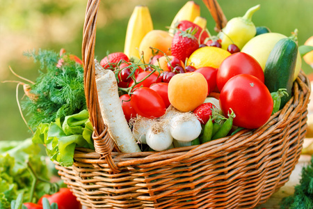柳条篮子的新鲜水果和蔬菜