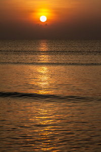 在海上日出