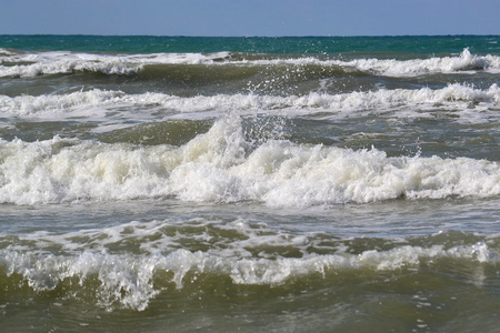 大浪在海上