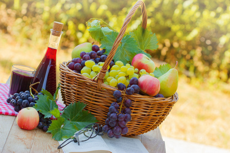 新鲜的秋季水果和红葡萄酒