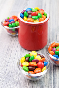 一罐和三碗与多色糖果图片