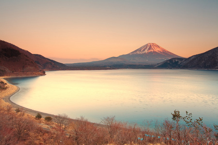 冬季从本栖湖湖 山梨县 日本的富士山