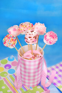 孩子们的生日聚会表与粉红色棉花糖持久性有机污染物