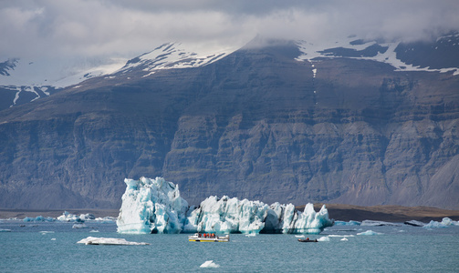 蓝色冰山 环礁湖和旅游船