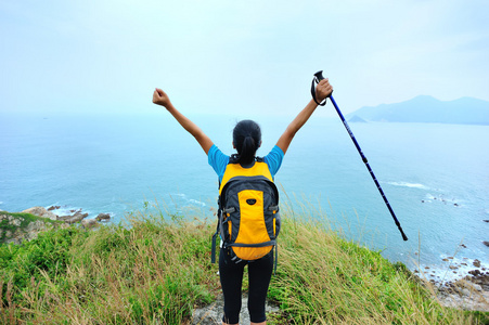 在高峰期的年轻女子徒步旅行者图片