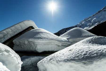 在老房子的屋顶上的雪