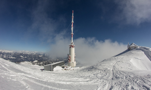 冬季景观顶部的 dobratsch