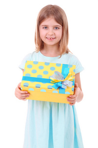 漂亮的小女孩抱着礼物盒上白色孤立