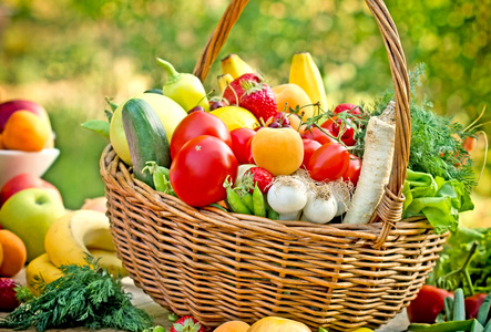 柳条编织的篮子充满了新鲜水果和蔬菜