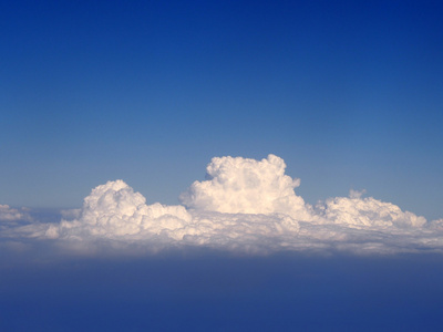 蓝蓝的天空，白云背景