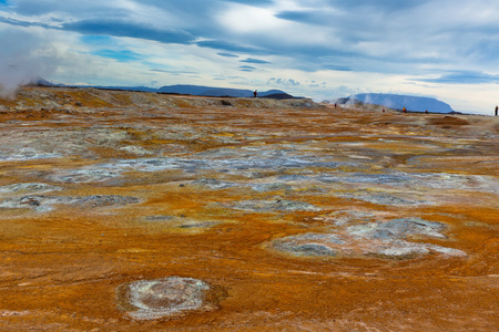 在地热区 hverir，冰岛的热泥盆