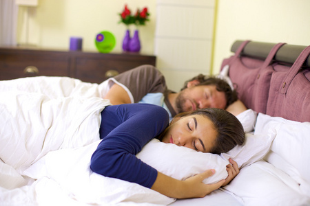 女人睡在一起的丈夫在床上休息