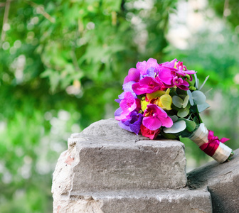 婚礼花束的米色和紫色兰花