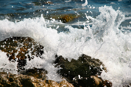 波浪和石头