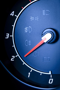 片段的轿车车速表 转速表可见符号的仪表板的仪表板