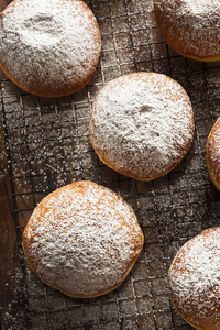 自制的覆盆子波兰 paczki 甜甜圈