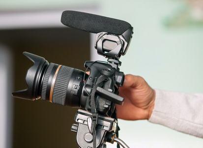 视频摄像机操作者使用他专业的设备